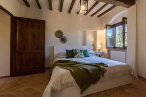 3 habitaciones, tabla de planchar con plancha, wifi y ropa de cama 
