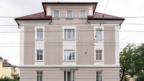 A multi-story building with the name "Villa Flöckner" on the facade. - Villa Flöckner (Salzburg)
