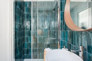 Dusche, Haartrockner, Handtücher, Seife