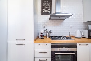 Frigorifero, microonde, forno, piano cottura