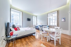 Desk, free internet, bed sheets