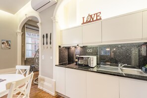 Kühlschrank, Mikrowelle, Herdplatte, Wasserkocher mit Kaffee-/Teezubehör