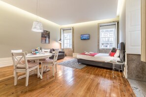 Escritorio, internet gratis y ropa de cama 