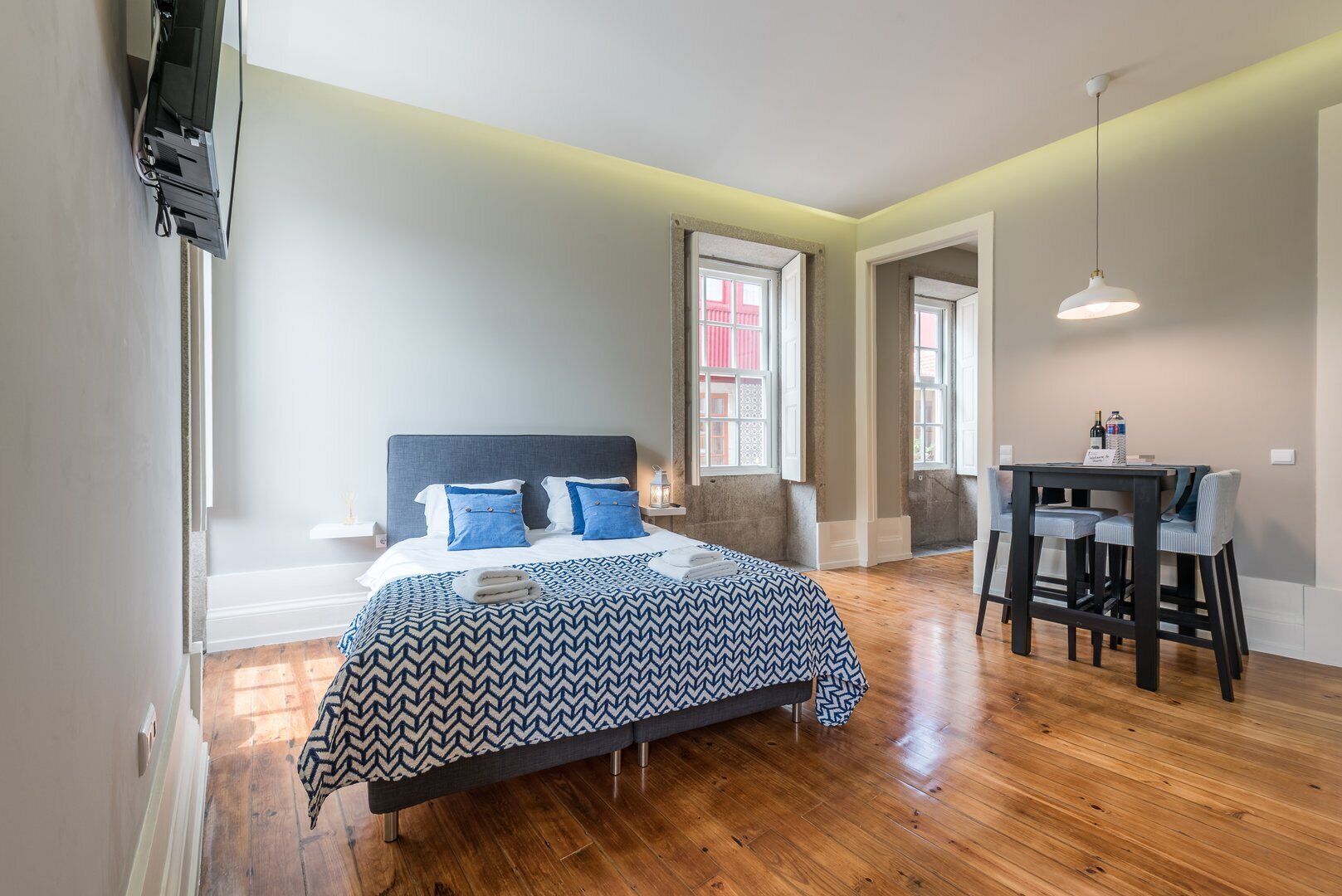 Una scrivania, accesso a Internet, lenzuola