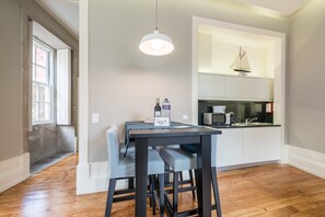 Dining - GuestReady - Bright and airy stay in Vitória (Porto)