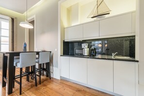 Kühlschrank, Mikrowelle, Herdplatte, Wasserkocher mit Kaffee-/Teezubehör
