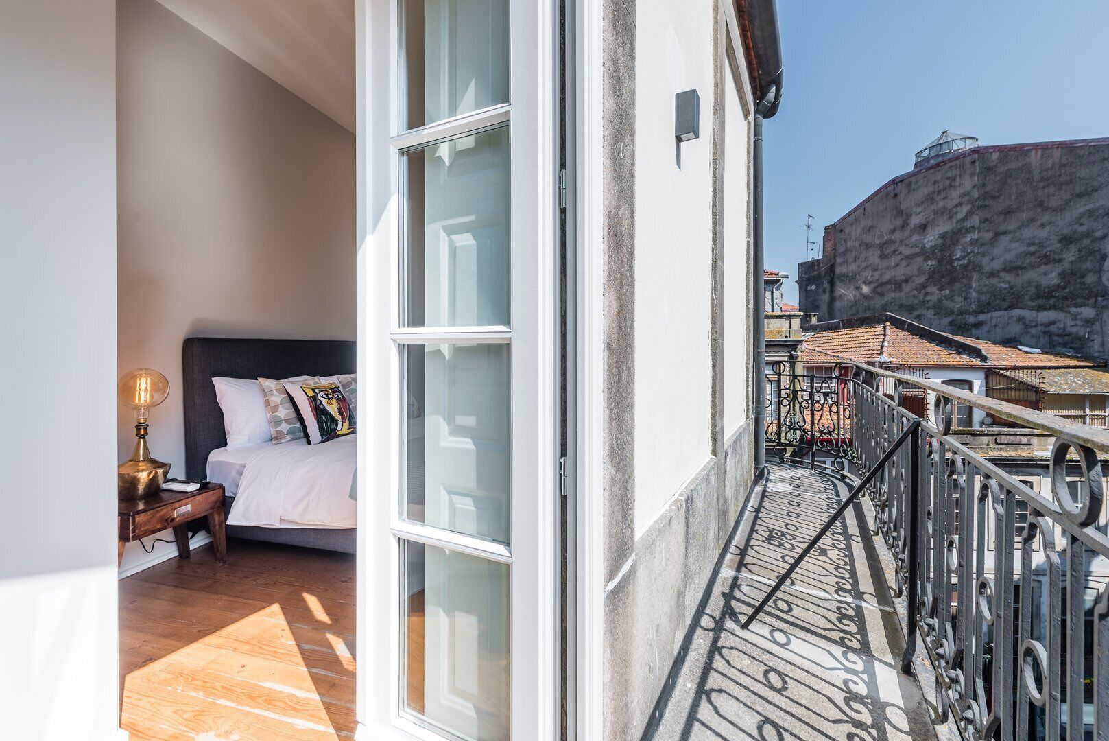 3 bedrooms, desk, internet, bed sheets