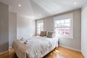 3 bedrooms, desk, Internet, bed sheets