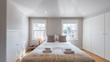 3 bedrooms, desk, internet, bed sheets