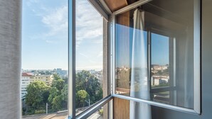 Un appartamento moderno con ampie finestre che offrono vista sulla città.