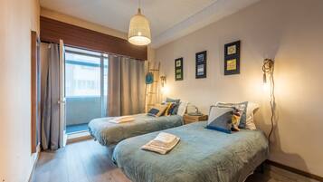 2 bedrooms, desk, internet, bed sheets