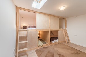 3 bedrooms, desk, Internet, bed sheets