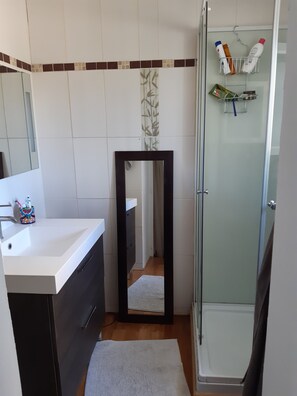 Badewanne, Seife, Toilettenpapier