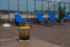 A glass of iced tea with a lemon slice on a wooden table. - Hotel Cinema (Primorsko)