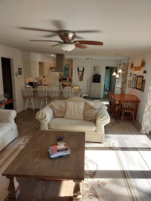 Smart TV, chimenea y tenis de mesa