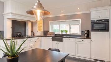 Een koelkast, een magnetron, een kookplaat, een vaatwasser