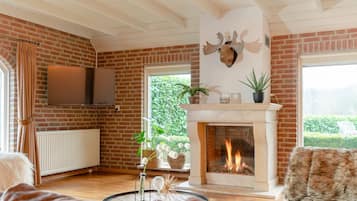 Een smart-tv en een open haard