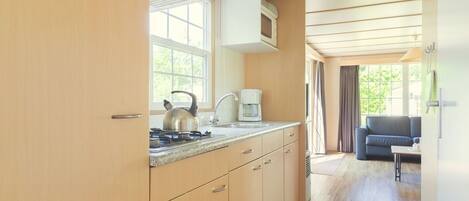 Kjøleskap, mikrobølgeovn og kaffetrakter/tekoker