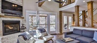 The Farmhouse- Riverfront, Fiber, HotTub, Fish, DogOK, Game Room, Movie Room