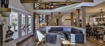 The Farmhouse- Riverfront, Fiber, HotTub, Fish, DogOK, Game Room, Movie Room