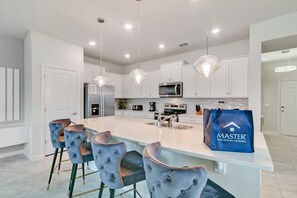 Fridge, microwave, oven, stovetop - 5 Bedrooms / 4.5 Bathrooms / Windsor Island (602 JL) (Davenport)