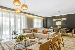 TV - 9 Bedrooms / 5 Bathrooms / Champions Gate (1545 MB) (Davenport)