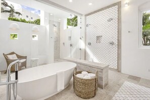 Een bad, een haardroger, een bidet, handdoeken