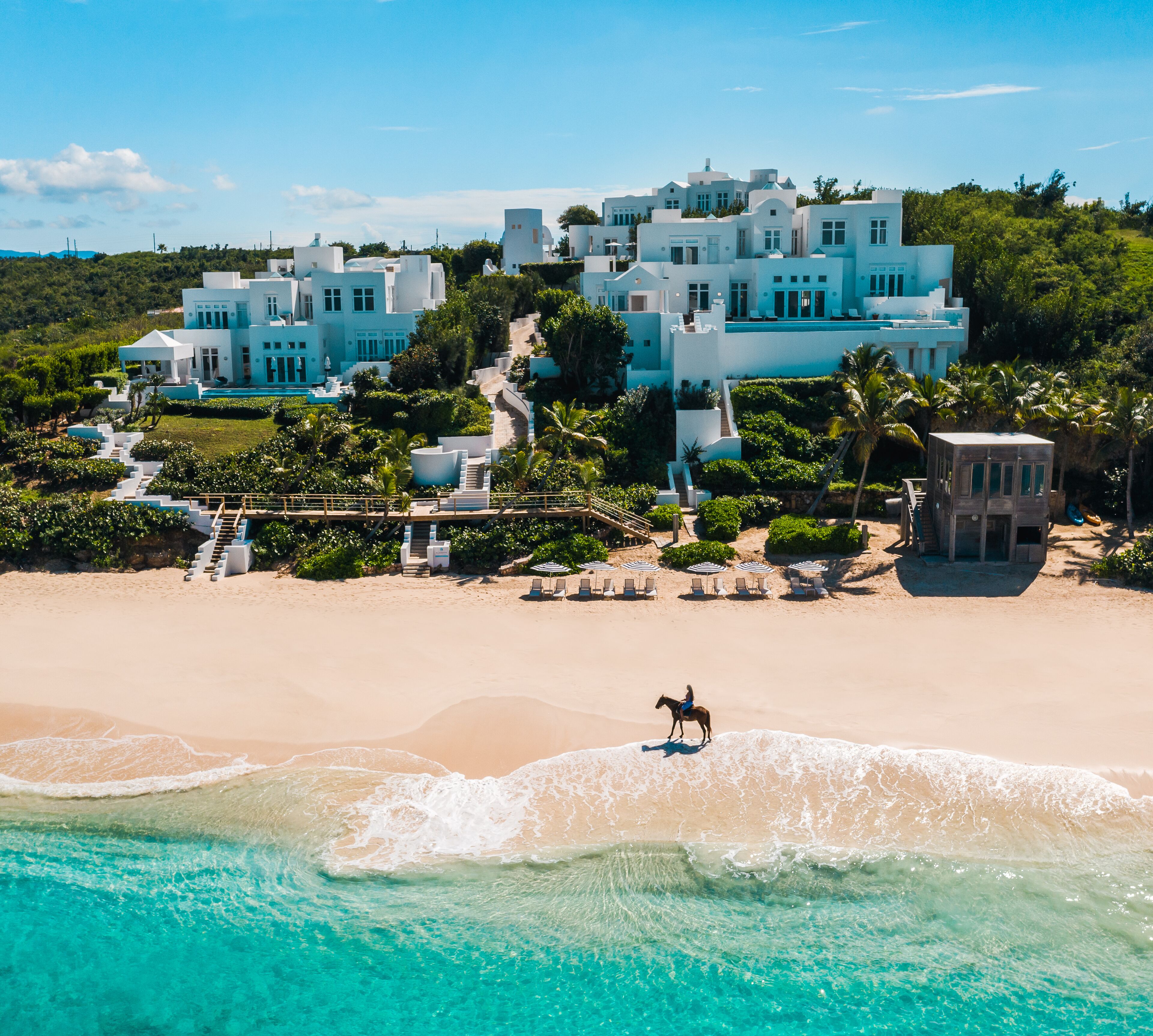 En la playa, camastros y toallas de playa 