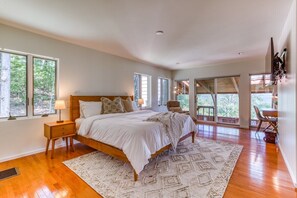 4 bedrooms, desk, iron/ironing board, travel crib