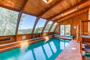 Una piscina techada, una piscina climatizada