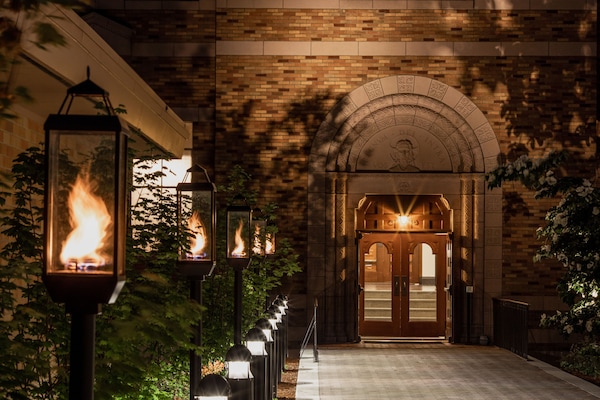 Fachada de la propiedad por la tarde o noche