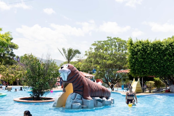 8 piscines extérieures