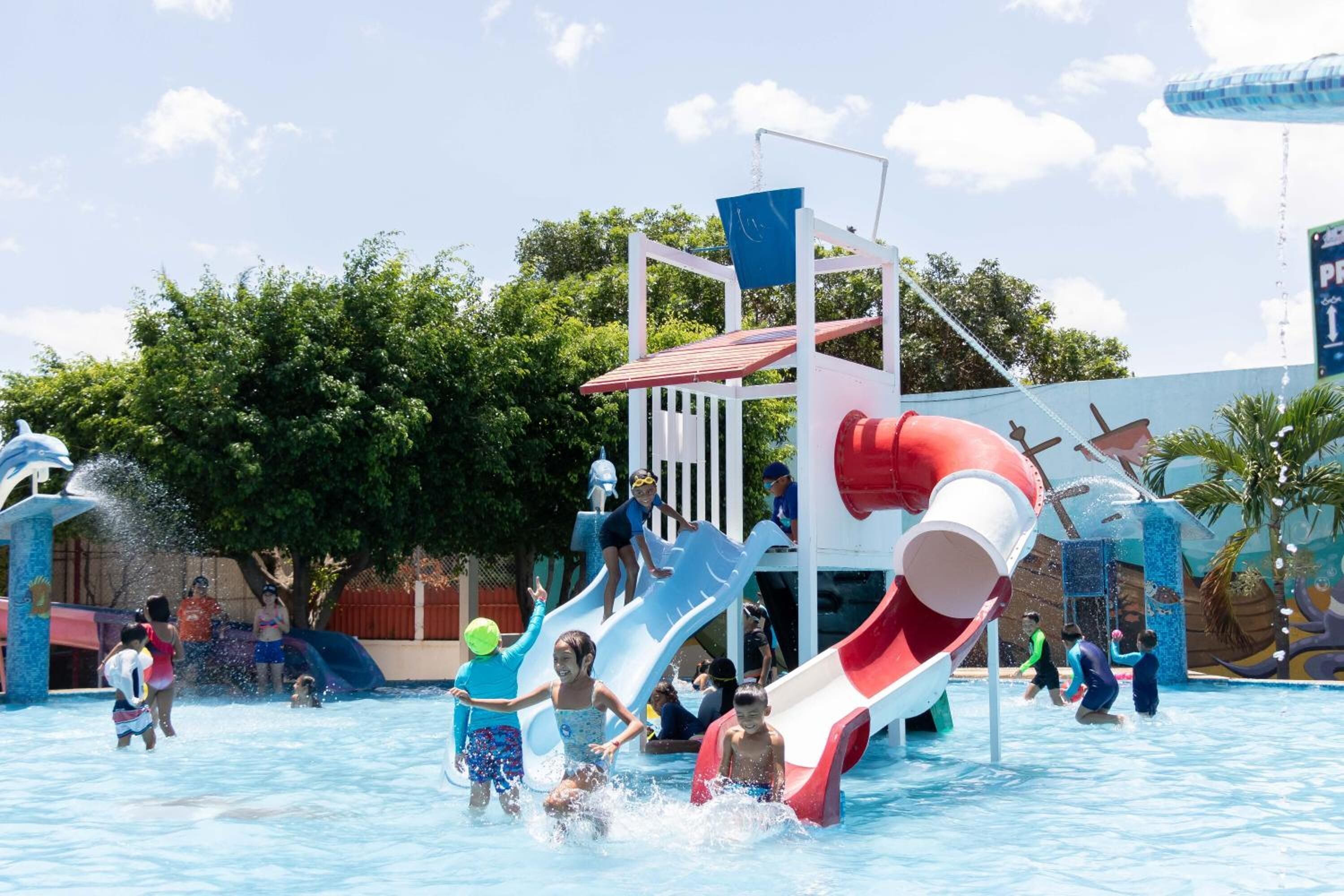 Ein Wasserpark mit mehreren Wasserrutschen und Wasserspielen.