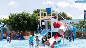Ein Wasserpark mit mehreren Wasserrutschen und Wasserspielen.
