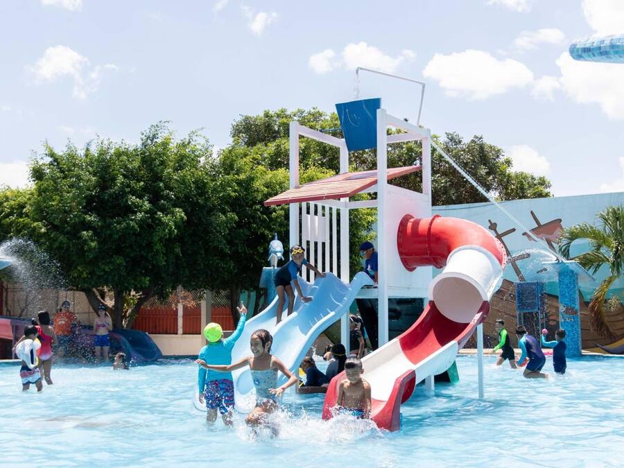Ein Wasserpark mit mehreren Wasserrutschen und Wasserspielen.