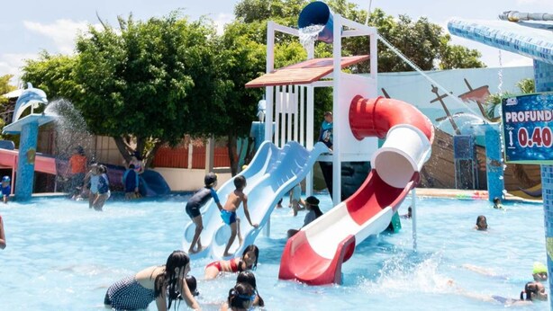 Un parque acuático con toboganes y atracciones acuáticas.