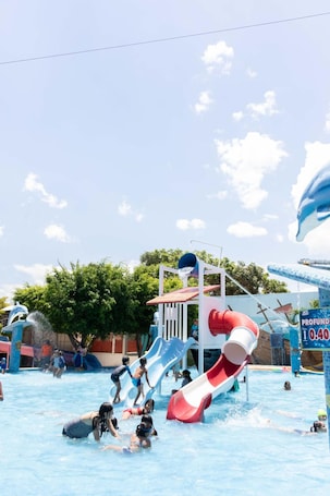 8 piscinas al aire libre