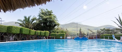 8 piscinas al aire libre