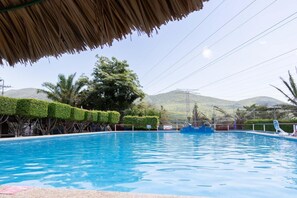 8 kolam renang outdoor