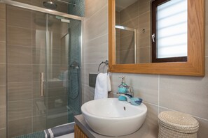 Family Villa | Bathroom shower