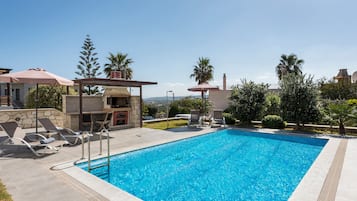 Una piscina al aire libre de temporada