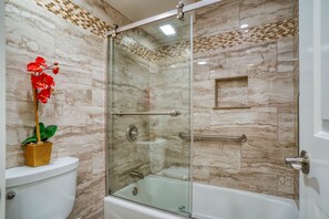 Kombination af bruser/badekar, hårtørrer, håndklæder, Sæbe