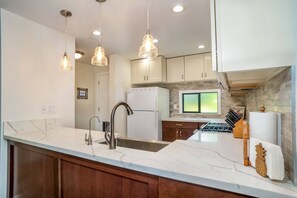 冷蔵庫、電子レンジ、オーブン、コンロ