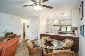 冷蔵庫、電子レンジ、オーブン、コンロ