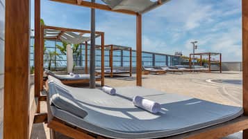 Piscine extérieure, parasols de plage, chaises longues