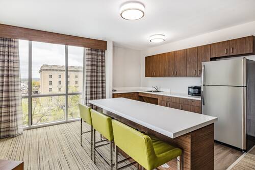 Roba de llit d'alta qualitat, cobrellits i caixa forta a l'habitació