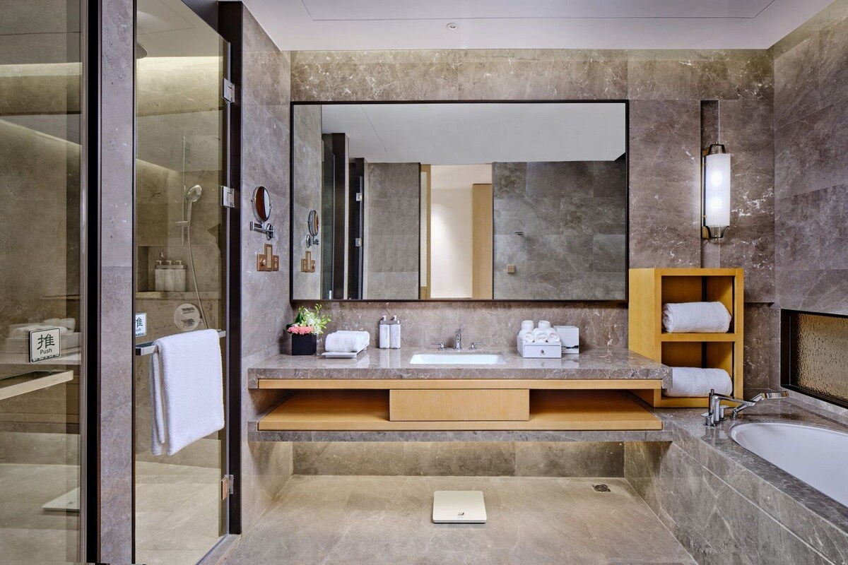 Standard Room, 1 King Bed | Bed sheets