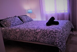 2 slaapkamers, een bureau, een strijkplank/strijkijzer, reisbedje