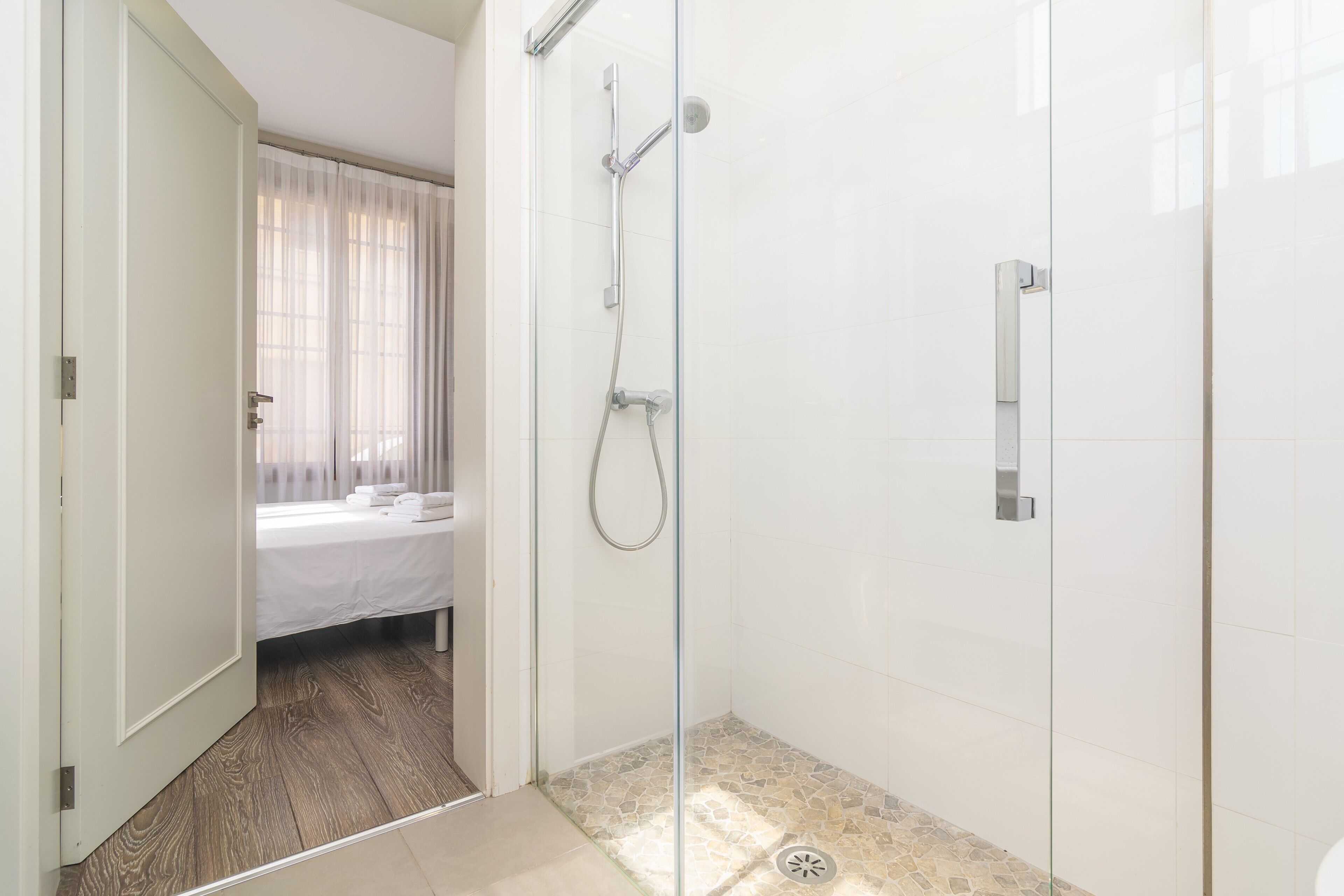Ensemble douche/baignoire, sèche-cheveux, bidet, serviettes fournies