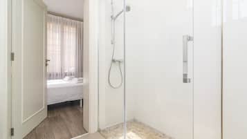 Ensemble douche/baignoire, sĂšche-cheveux, bidet, serviettes fournies